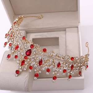 Détails de couronne baroque dorée avec strass rouges en goutte d'eau et cristaux brillants