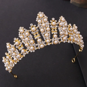 Dettaglio della tiara dorata con perle bianche e strass di cristallo scintillanti