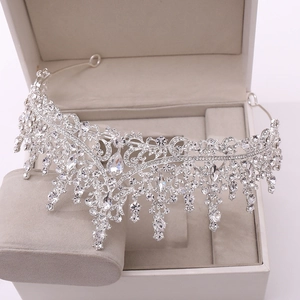 Détails de la couronne de mariée argentée avec strass scintillants et pendentifs gouttes