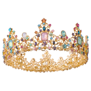 Vue détaillée d'une couronne de mariée baroque dorée avec cristaux et pierres colorées