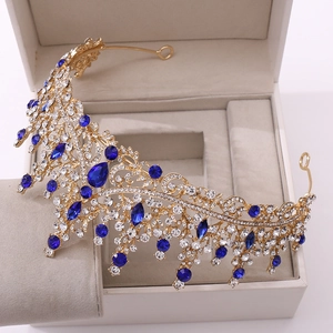 Détail d'une couronne de mariée avec pierres bleu roi et cristaux sur métal doré