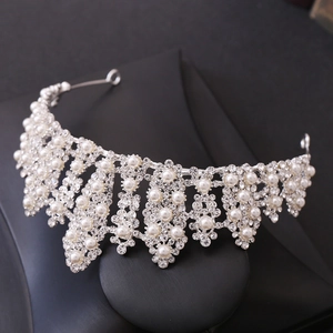 Dettaglio macro della corona da sposa con perle bianche e strass su base in argento