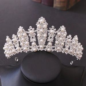 Dettaglio della corona da sposa in argento con strass scintillanti e perle bianche
