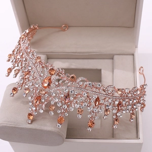 Détail du diadème de mariée en or rose avec cristaux de champagne et boîte à bijoux