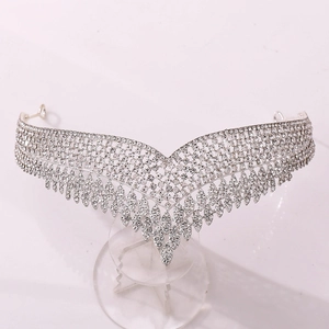 Detailaufnahme des Vintage-Braut-Diadems mit silbernen Strasssteinen in V-Form