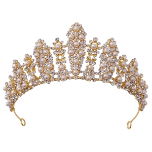 Elegante corona da sposa barocca dorata con perle bianche e cristalli lucenti su fondo bianco