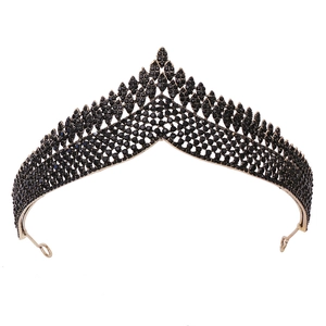 Detailansicht eines Vintage-Gold-Tiaras mit aufwendigen schwarzen Strasssteinen und Kristallen