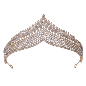 Eleganter goldener Brautkronen-Haarschmuck mit weißen Strasssteinen im V-förmigen Design