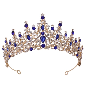 Détails de la luxueuse couronne de mariée dorée avec pierres bleues et cristaux blancs