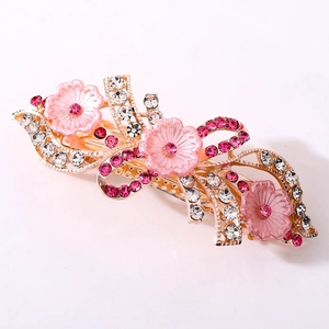 Detailansicht der rosa Harzblüten und Strasssteine auf dieser floralen Haarspange