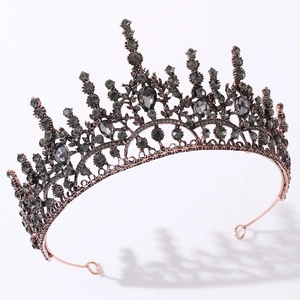 Détail d'une couronne baroque vintage en cuivre rouge avec des cristaux gris en goutte
