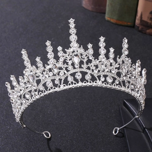 Gros plan de la couronne baroque argentée avec strass rouges et base en alliage