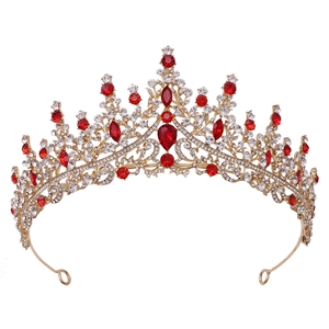 Détail de la couronne de mariée avec base dorée, pierres rouges et cristaux étincelants