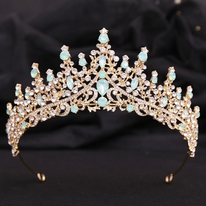 Couronne dorée luxueuse pour mariées avec cristaux vert menthe et strass clairs scintillants