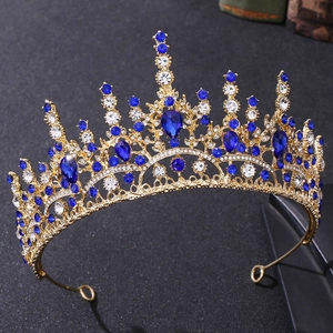Détails de la tiare baroque dorée ornée de strass bleu profond en forme de larme