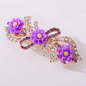 Detailansicht der eleganten lila Blumen-Haarklammer mit Kristallen auf Roségold