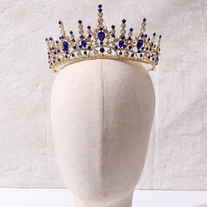 Détail de couronne dorée vintage avec pierres bleues et strass blancs brillants