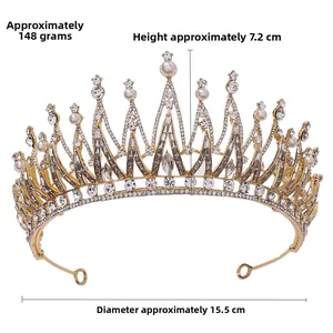 Vue détaillée de la couronne de mariée luxueuse avec cristaux et perles sur blanc