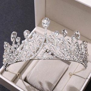Detaillierte Makroansicht des Diadems mit Blattmotiven und Tropfenkristallen in Schmuckschatulle
