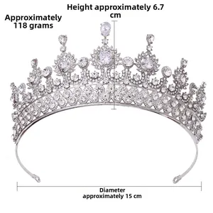 Vue détaillée d'une couronne de mariée argentée avec de gros zircons en poire et des strass