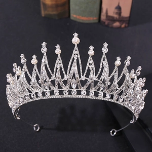 Détails d'un diadème de mariée de luxe avec des perles blanches et des cristaux