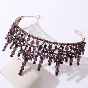 Gros plan d'une couronne baroque vintage avec cristaux violets et motifs en bronze