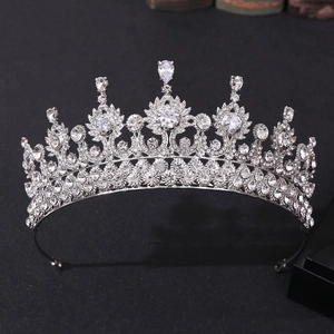 Gros plan sur la couronne de mariée argentée sertie de cristaux de zircone brillants