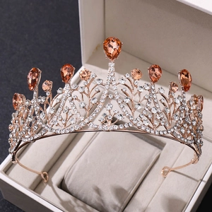 Detailansicht der roségoldenen Brautkrone mit Champagner-Kristallen in weißer Schmuckschatulle