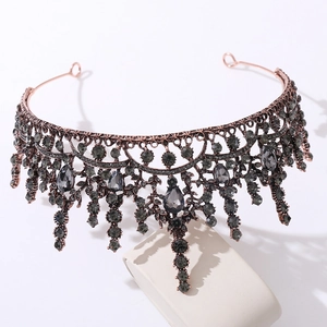 Détail macro d'une couronne de mariée baroque avec filigrane bronze et cristaux gris