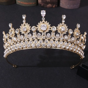 Détails de la couronne de mariée dorée avec des ornements complexes en zircon et cristal