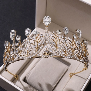 Detailansicht der goldenen Barock-Brautkrone mit Kristallen in einer Schmuckschachtel