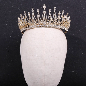 Détail macro d'une couronne de mariée dorée avec perles blanches et cristaux brillants