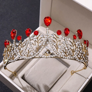 Detailaufnahme der barocken Brautkrone mit roten Kristallen in einer Schmuckschachtel