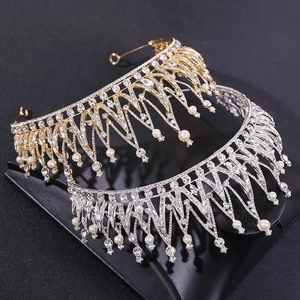 Couronne de mariée luxueuse avec cristaux scintillants et perles blanches élégantes