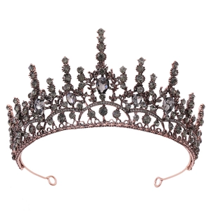 Couronne baroque en or rose avec strass gris et cristaux en goutte sur fond blanc