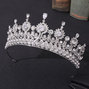 Gros plan d'une couronne de mariée argentée avec zircons brillants et strass de coupe marquise