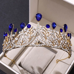 Goldene Barock-Brautkrone mit blauen Kristallen und weißen Strasssteinen auf Box