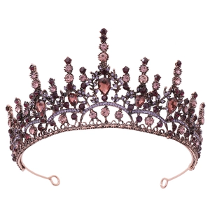 Détails de la couronne en bronze vintage avec strass rouges et motifs de vignes
