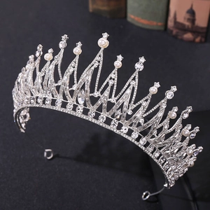 Détail d'un diadème de mariée de luxe orné de cristaux brillants et perles blanches