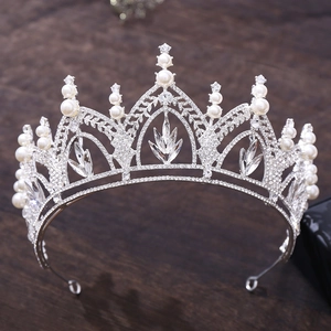 Couronne de mariée élégante en argent avec strass et perles sur fond de bois sombre