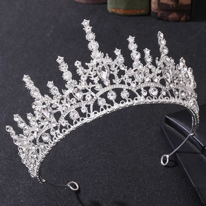 Vue latérale détaillée d'une couronne de mariée baroque argentée avec cristaux rouges