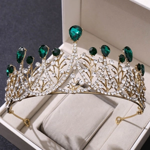 Detailansicht der goldenen Barockkrone mit Smaragdkristallen und Diamanten auf Schmuckschatulle