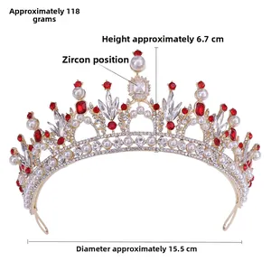 Couronne de mariée baroque avec strass rouges, perles blanches et base dorée