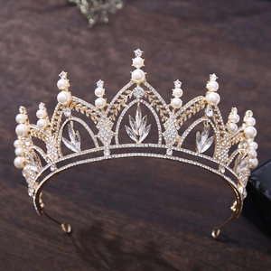 Détail d'un diadème de mariée avec perles et cristaux sur surface en bois sombre