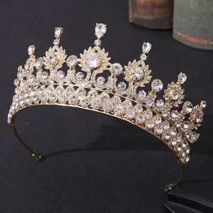 Couronne de mariée élégante en or avec strass étincelants pour un style de mariage royal