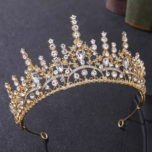 Gros plan sur une couronne baroque dorée avec filigrane et pendentifs en cristal de larme