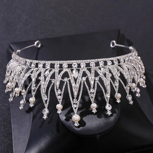 Tiara de mariée luxueuse en argent avec cristaux scintillants et perles suspendues