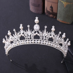 Couronne de mariée baroque avec perles blanches et zircons sur base en alliage argent