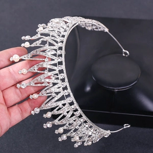 Détail de la couronne de mariée en alliage argenté avec cristaux et perles blanches