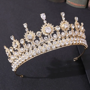 Détails de la couronne de mariée dorée avec strass scintillants et cristaux de luxe en gros plan